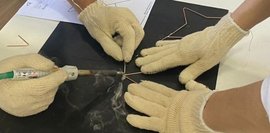 Hands-On Erfahrungen Das Bild zeigt zwei Teilnehmer beim Löten.