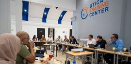 Diskussion der Ergebnisse der Bedarfsanalyse Projektpartner und lokaler bbw-Experte sitzen um einen Tisch und besprechen die Ergebnisse der Bedarfsanalyse.