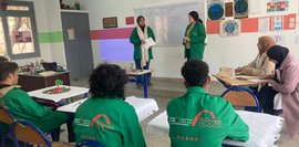 Das Foto zeigt Absolventen der Kurzqualifikation Landschaftsgestaltung und Recycling. Sie arbeiten am Landschaftsplan für das Berufsbildungszentrum. 