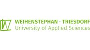 Grünes Logo der Hochschule Weihenstephan-Triesdorf: stilisiertes "W" und der Schriftzug "Weihenstephan • Triesdorf University of Applied Sciences".