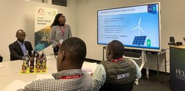 Raum mit Seminar: Frau präsentiert "Energy Concepts" vor Publikum. Bildschirm zeigt Fragen zu Seminar, z. B. "Was war das Interessanteste?".