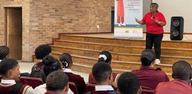 Die lokale Projektleiterin motiviert Jugendliche mit einer Ansprache