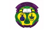 Wappen des Kenya Coast National Polytechnic. Geöffnetes Buch, Kolben, Messwerkzeug auf gelbem Grund, umrandet von Blattwerk. Schriftzug.