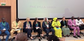 Die deutschen und senegalesischen Projektpartner sitzen in einem Raum auf Bürostühlen während der Eröffnungszeremonie. 