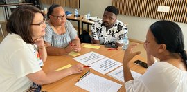 Lehrkräfte diskutieren bei einer Gruppenarbeit