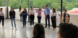 Das Bild zeigt junge Menschen bei einer sozialen Kommunikationsübung.