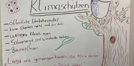 Handgezeichnete Zeichnung zum Klimaschutz. Ein Baum mit Schild und Liste mit Tipps: Öffentliche Verkehrsmittel nutzen, weniger Fleisch essen, Solar- und Windenergie verwenden, Bäume pflanzen. „Lasst uns gemeinsam handeln, das Klima schützen!“