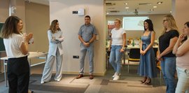 Das Foto zeigt Teilnehmende während eines Kommunikationstrainings, wie sie eine Gruppenübung umsetzen.