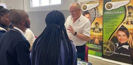 Schüler informieren sich an einem Stand über den Beruf als Flugbegleiterin