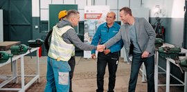 Auf dem Bild beglückwünschen sich Vertreter der Technischen Schule in Zrenjanin und die bbw-Experten zu den erfolgreich abgeschlossenen Renovierungsarbeiten.