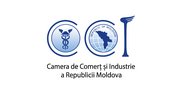 Logo der "Camera de Comerț şi Industrie a Republicii Moldova" mit Äskulapstab, Moldau-Karte und geflügeltem Stab.