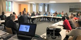 Deutsche und afrikanische Lehrkräfte diskutieren über die Ausbildungssysteme in beiden Ländern. Sie tauschen Erfahrungen aus, um bewährte Methoden für eine bessere berufliche Bildung im Bereich erneuerbare Energien zu entwickeln.