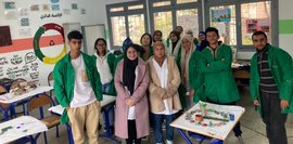 Das Foto zeigt Absolventen des Kurzqualifikation Landschaftsgestaltung und Recycling. Sie arbeiten am Landschaftsplan für das Berufsbildungszentrum. 