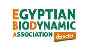 Logo der "Egyptian Biodynamic Association" mit dem Demeter-Zeichen. Schrift in Grün und Orange.