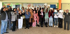 Das Foto zeigt die Absolventen der ersten Kohorte, die ihre Kurzqualifikation erfolgreich abgeschlossen haben und ihr Zertifikat erhalten haben.