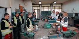 Das Bild zeigt wie Schülerinnen und Schüler der Technischen Schule in Zrenjanin wie sie von unseren Experten eingewiesen werden, um die Ausbildungswerkstatt der Fachbereiche Schlosser und Schweißer zu renovieren.