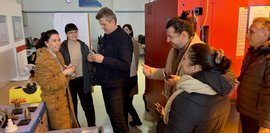 Die Projektpartner stehen im Gang der Berufsschule in Brasov zum Gruppenfoto. 