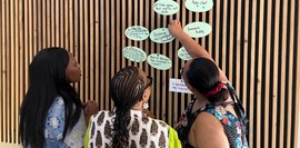 Lehrerinnen diskutieren Geschäftsideen