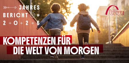Zwei Kinder rennen Stufen im Gegenlicht hoch. Jahresbericht 2026: Kompetenzen für die Welt von morgen.