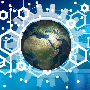 Erdkugel im Zentrum, umgeben von einem Netzwerk aus sechseckigen Strukturen und Zahnrädern. Bildhintergrund: Nachtansicht einer Stadt. Das Bild visualisiert globale Vernetzung und Technologie.