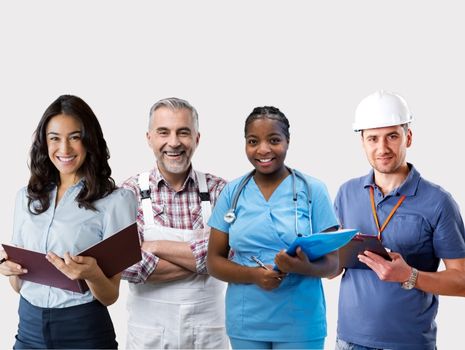 Vier Fachkräfte unterschiedlicher Branchen stehen nebeneinander und lächeln in die Kamera: Eine Hotelfachfrau, ein Handwerker, eine Pflegefachfrau und ein Elektriker.