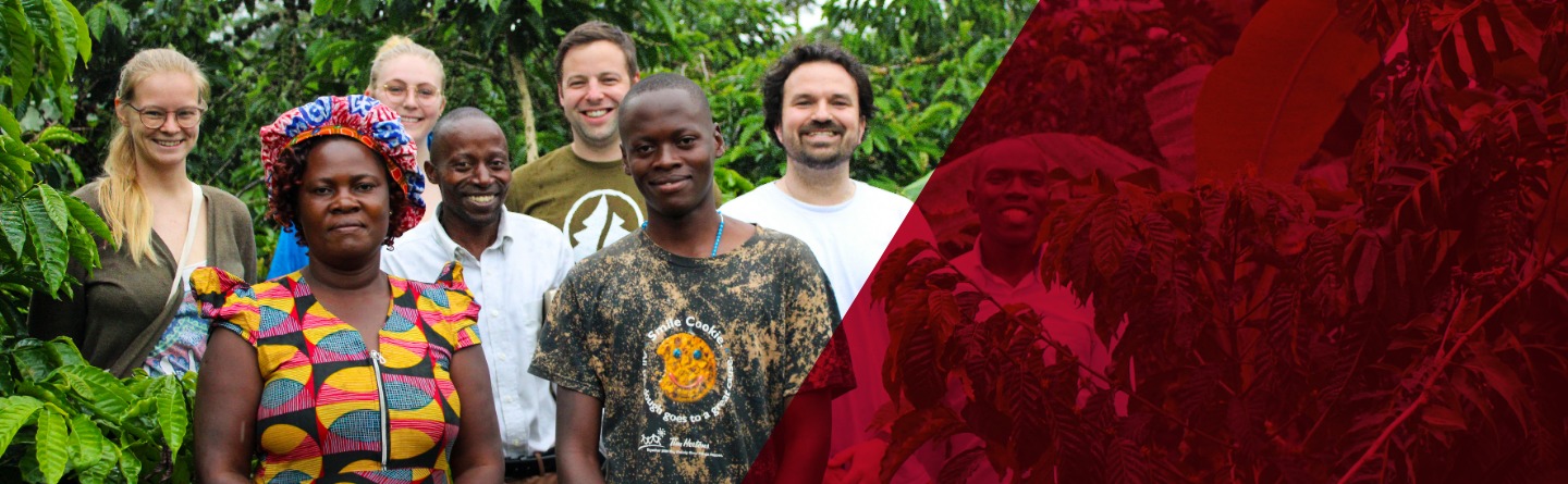 Eine Gruppe von Menschen unterschiedlicher Herkunft steht lächelnd vor grüner Vegetation. Eine rote Fläche überlagert teilweise das Bild.