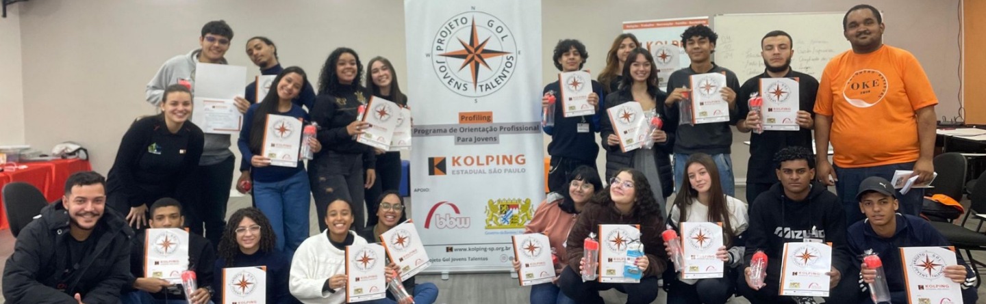 Eine Gruppe Jugendlicher nach der Kompetenzanalyse Das Bild zeigt eine Gruppe Jugendlicher mit ihren Zertifikaten nach der Berufsorientierung