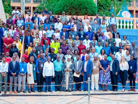 Eine große Gruppe von Menschen steht für ein Gruppenfoto im Freien auf Treppen.