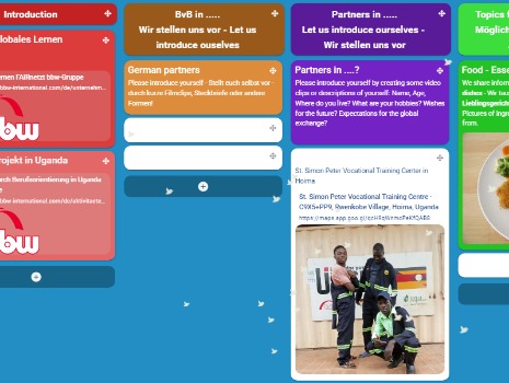Bild zeigt die Taskcard-Pinnwand mit Infos zu einem internationalen Austauschprojekt in Uganda. Ein Foto zeigt drei junge Männer in Berufskleidung. Texte sind in Deutsch und Englisch.