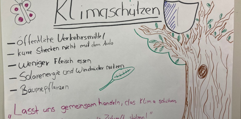 Handgezeichnete Zeichnung zum Klimaschutz. Ein Baum mit Schild und Liste mit Tipps: Öffentliche Verkehrsmittel nutzen, weniger Fleisch essen, Solar- und Windenergie verwenden, Bäume pflanzen. „Lasst uns gemeinsam handeln, das Klima schützen!“