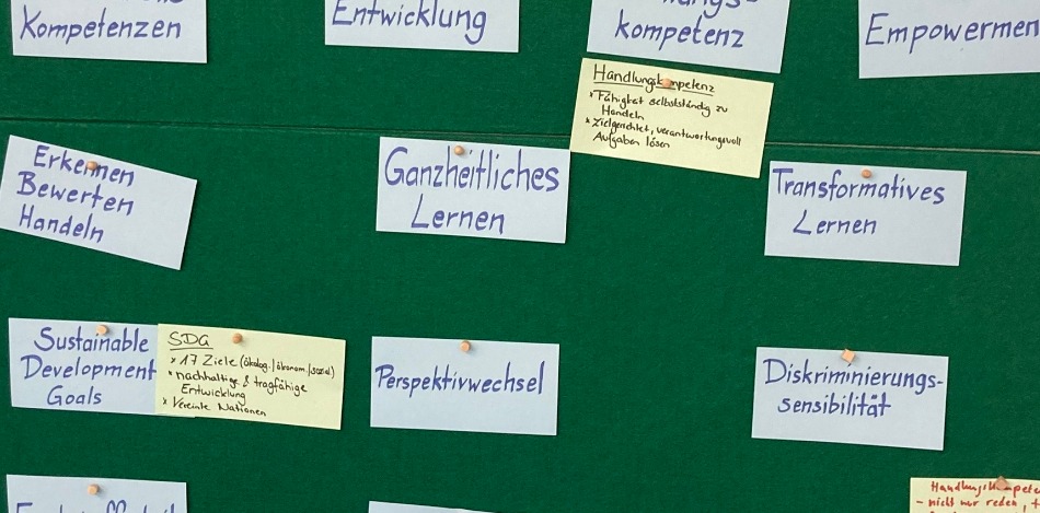 Bild zeigt Pinnwand mit Notizzetteln zu ganzheitlichem Lernen, Handlungskompetenz, Nachhaltigkeit (SDG), Perspektivwechsel und Diskriminierungssensibilität. Handschriftliche Notizen.