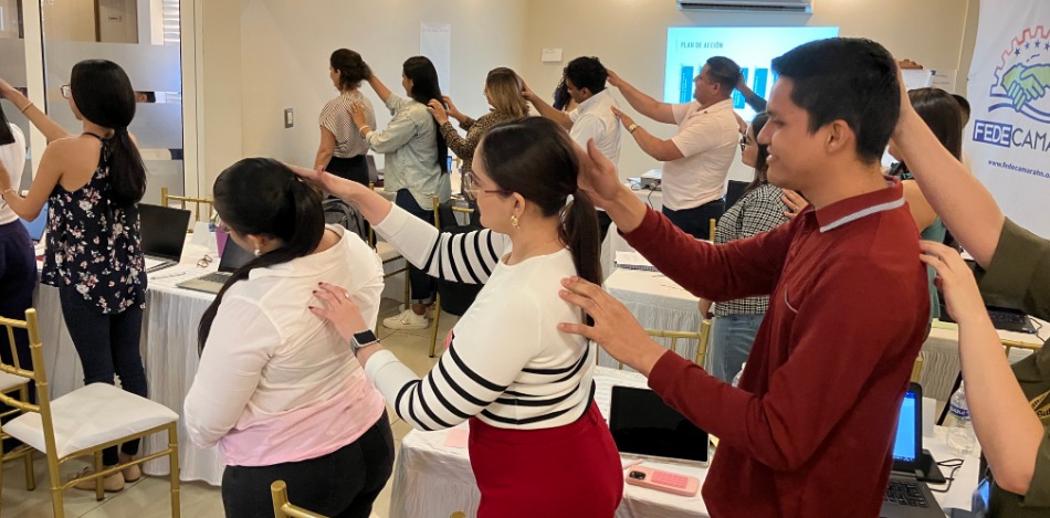 Das Bild zeigt junge Menschen, die Auflockerungsübungen erproben.