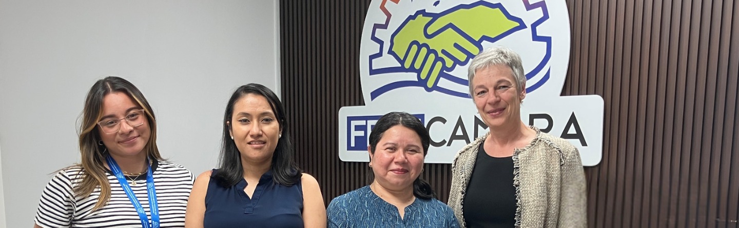 Das Bild zeigt honduranische Projektmitarbeiterinnen und die deutsche Projektvertreterin vor dem Kammerlogo.