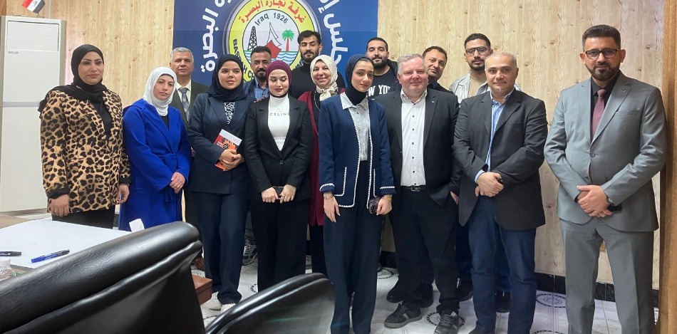 Gruppenfoto von Teilnehmern eines Planungsworkshops in Basra 2025. Mehrere Frauen und Männer in formeller Kleidung stehen vor einem Hintergrund mit dem Kammer-Logo.