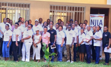 Gruppenfoto des NJIA-Projektteams am Kenya Coast National Polytechnic in Mombasa. Die Teilnehmenden stehen gemeinsam vor einem NJIA-Roll-up und tragen weiße NJIA-Shirts. Das Bild zeigt die Zusammenarbeit zwischen bbw gGmbH, KCNP und weiteren Projektpartnern.