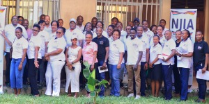 Gruppenfoto des NJIA-Projektteams am Kenya Coast National Polytechnic in Mombasa. Die Teilnehmenden stehen gemeinsam vor einem NJIA-Roll-up und tragen weiße NJIA-Shirts. Das Bild zeigt die Zusammenarbeit zwischen bbw gGmbH, KCNP und weiteren Projektpartnern.