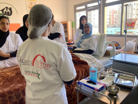 Das Bild zeigt die Absolvent*innen des Pflegegewerks im Projekt Green Bina Maroc, die das Messen des Blutdrucks praktisch üben