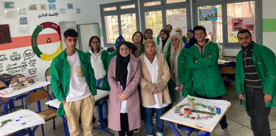 Das Foto zeigt Absolventen des Kurzqualifikation Landschaftsgestaltung und Recycling. Sie arbeiten am Landschaftsplan für das Berufsbildungszentrum. 