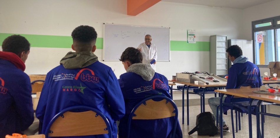 Das Foto zeigt den Ausbilder der Kurzqualifikation Erneuerbare Energie, der den Schülern zeigt, wie Messgeräte funktionieren.