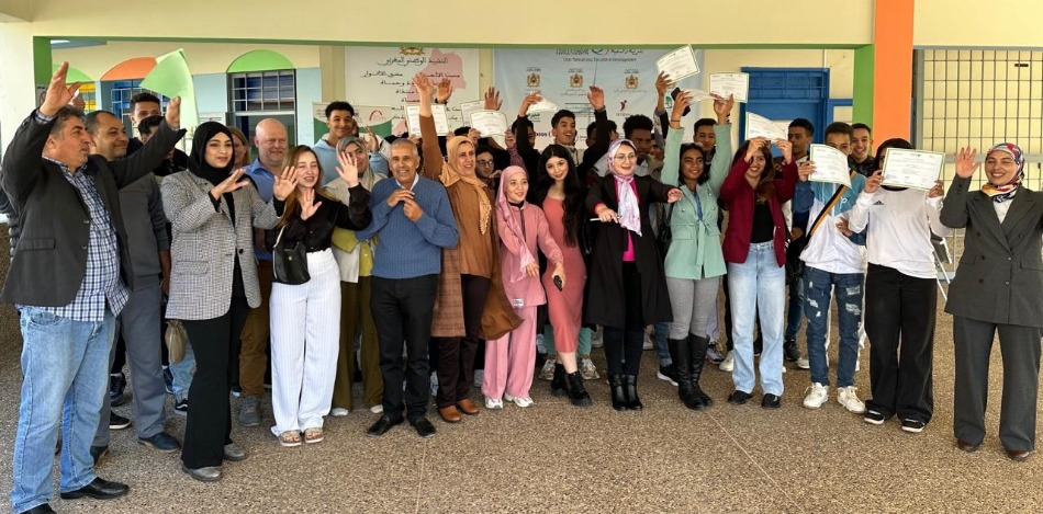 Das Foto zeigt die Absolventen der ersten Kohorte, die ihre Kurzqualifikation erfolgreich abgeschlossen haben und ihr Zertifikat erhalten haben.