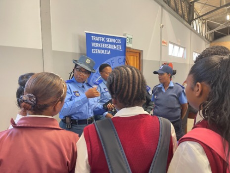 Jugendliche informieren sich über Berufe bei der Verkehrspolizei