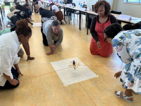 Lehrer führen eine praktische Übung zur Kompetenzfeststellung durch