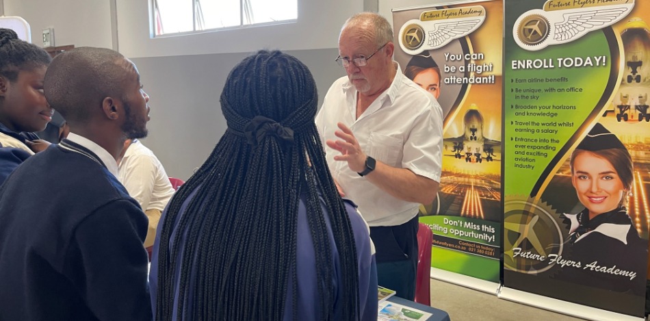 Schüler informieren sich an einem Stand über den Beruf als Flugbegleiterin