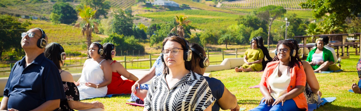 Lehrer meditieren draußen und üben Entspannungstechniken