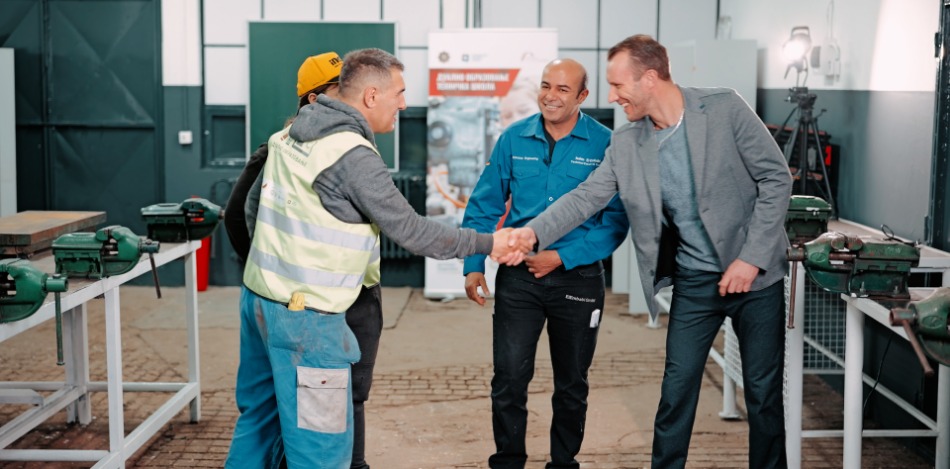 Auf dem Bild beglückwünschen sich Vertreter der Technischen Schule in Zrenjanin und die bbw-Experten zu den erfolgreich abgeschlossenen Renovierungsarbeiten.