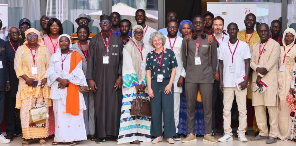 Eine Gruppe von Menschen steht vor einem Gebäude.