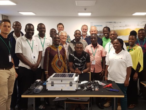 Hier sind die Ausbilder und Lehrkräfte zu sehen, die eine zweiwöchige intensive Schulung in Wildpoldsried absolviert haben. Ihr Ziel ist es, in Afrika als Mentoren zu fungieren und ihr Wissen über nachhaltige Energieversorgung weiterzugeben.