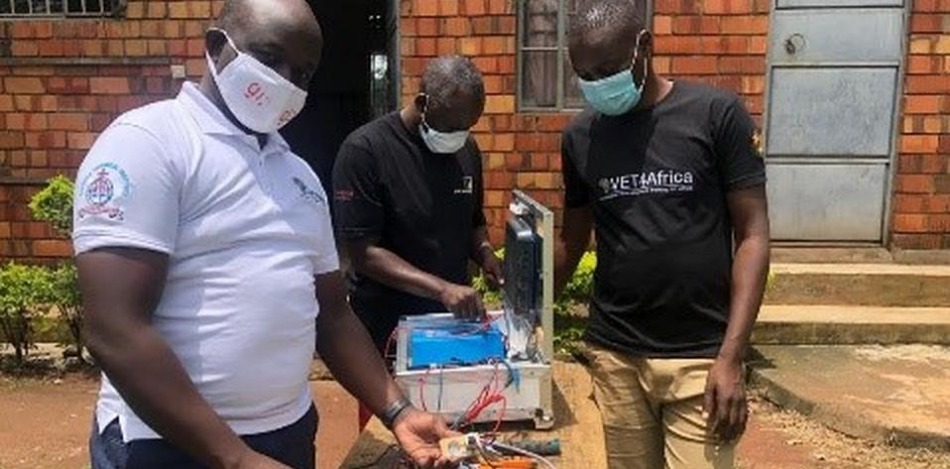 Das Bild zeigt einen der Teilnehmer, der das erlernte Wissen am Solarkoffer weitergibt. Er nutzt das mobile Schulungssystem, um praxisnah die Grundlagen der Photovoltaik zu vermitteln.