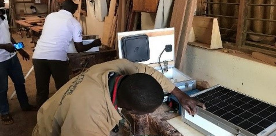 Ein Teilnehmer in Sambia baut mit den bereitgestellten Materialien einen Solarkoffer zusammen. Anschließend führt er didaktische Übungen durch, um die Technik für den Unterricht nutzbar zu machen.