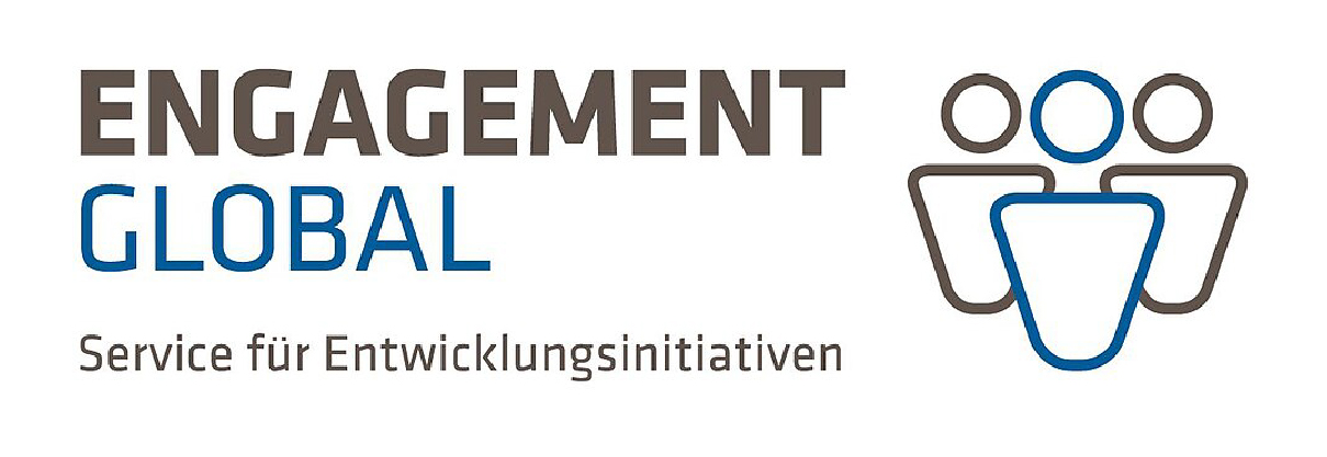 Logo von Engagement Global. Schriftzug in Braun und Blau. Rechts stilisierte Figuren in Blau und Braun.